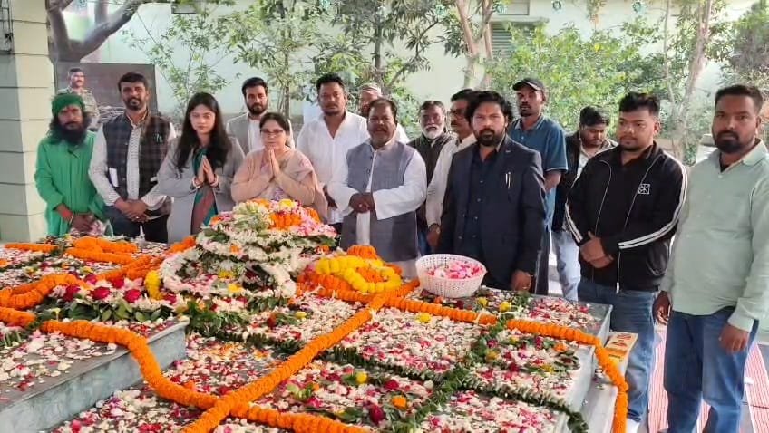 Jamshedpur: शहीद निर्मल महतो की 75वीं जयंती पर उलियान समाधि स्थल पर उमड़ा सैलाब, विधायक सविता महतो ने झारखंड आंदोलन के महानायक निर्मल महतो को किया गया याद 1 शहीद निर्मल महतो को श्रद्धांजलि देते लोग