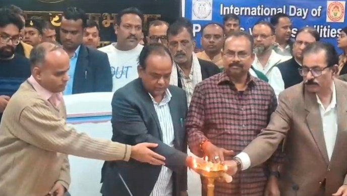 झारखंड में दिव्यांग प्रमाण पत्र से हटेगा पर्सेंटेज का कॉलम : स्वास्थ्य मंत्री इरफान अंसारी की बड़ी घोषणा 1 दीप प्रज्वलित करते मंत्री इरफान अंसारी