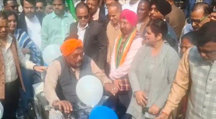 झारखंड में दिव्यांग प्रमाण पत्र से हटेगा पर्सेंटेज का कॉलम : स्वास्थ्य मंत्री इरफान अंसारी की बड़ी घोषणा 2 दिव्यांगों को ई साइकिल देकर रवाना करते हुए