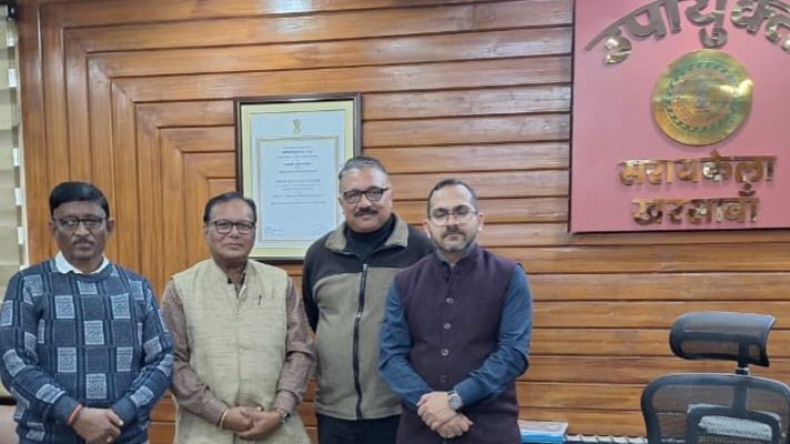 उपायुक्त से मुलाकात करते प्रतिनिधिमंडल