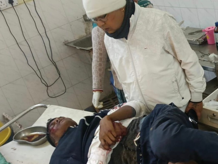 जगन्नाथपुर–डंगोआपोसी सड़क हादसे में घायल युवराज नायक का TMH में निधन, क्षेत्र में शोक की लहर 1 जगन्नाथपुर–डंगोआपोसी सड़क हादसे में घायल को देखते सुभाष मजूमदार