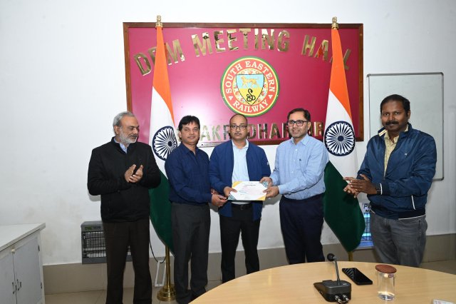 प्रशंसनीय पहल: हाथियों की सुरक्षा में उत्कृष्ट कार्य के लिए चक्रधरपुर रेल मंडल सम्मानित उत्कृष्ट कार्य के लिए सम्मानित होते रेलवे अधिकारी