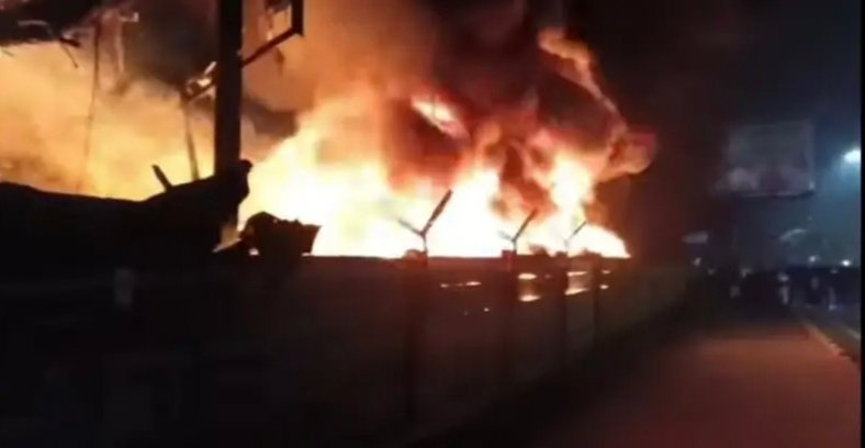 जमशेदपुर : जुगसलाई गोलचक्कर के पास टायर में लगी आग