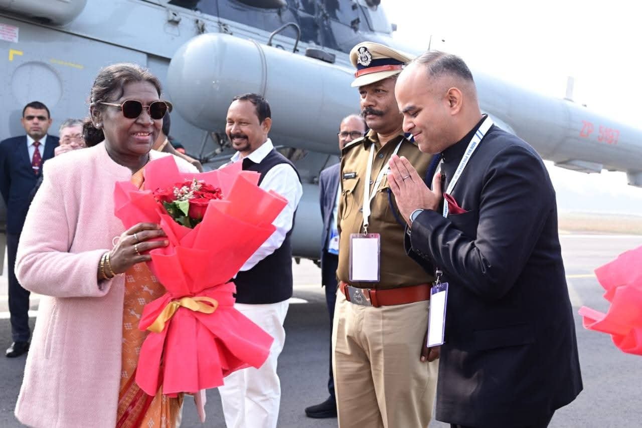 सोनारी एयरपोर्ट जमशेदपुर परिसर में माननीय राष्ट्रपति श्रीमती द्रौपदी मुर्मु का अभिनंदन करते हुए माननीय राज्यपाल, झारखंड श्री संतोष कुमार गंगवार।