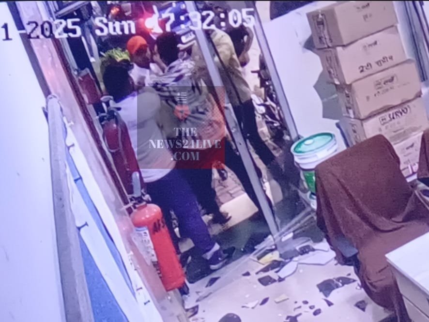 Adityapur Crime News: पेट्रोल पंप पर असामाजिक तत्वों का तांडव, पंप कर्मी को जमकर पीटा, ऑफिस में घुसकर की तोड़फोड़ सीसीटीवी में कैद हुई तोड़फोड़ की लाइव तस्वीरें a933ef97-6982-42cf-80b6-ae158289ddad