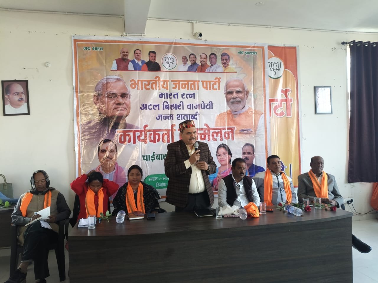 चाईबासा भाजपा कार्यालय में अटल स्मृति सम्मेलन आयोजित, अटल जी के योगदान को किया गया नमन 3 ac37c38d 2876 46f3 b669 d991559052a2