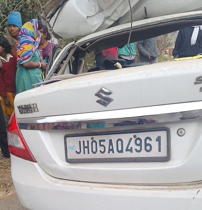 चाईबासा सरायकेला सड़क हादसा ट्रक और कार की भीषण टक्कर