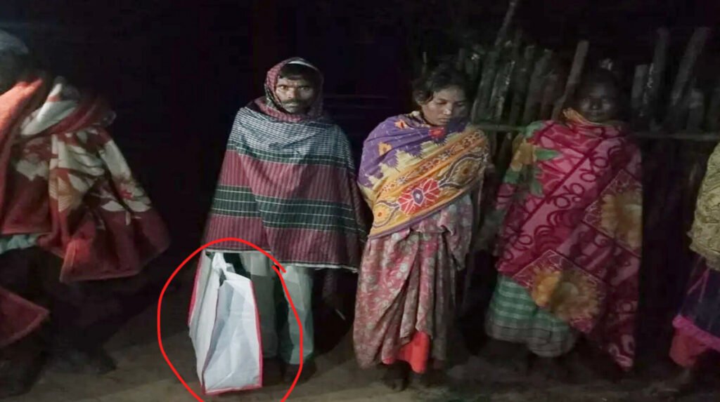 थैला में बच्चे का शव ले जाते परिजन