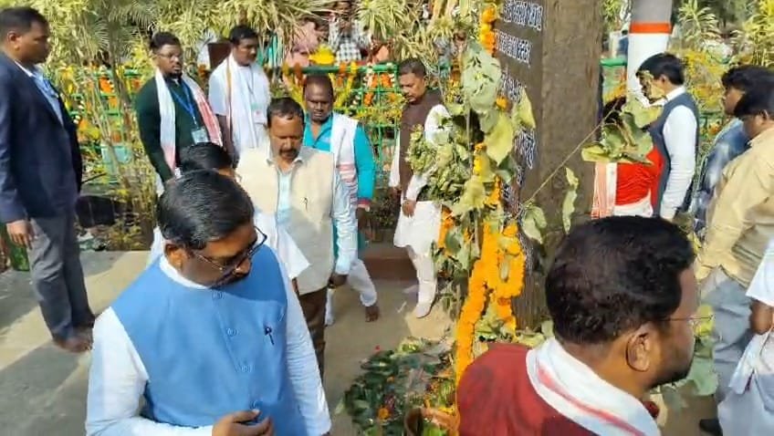 Hemant Soren Kharsawan: खरसावां गोलीकांड: गुवा गोलीकांड की तर्ज पर शहीदों को खोजकर सम्मान देगी हेमंत सोरेन सरकार मुख्यमंत्री की घोषणा: खरसावां शहीद स्थल पार्क जल्द होगा जनता को समर्पित 1 18f424d1 a106 472c a530 6b5f946f61ed