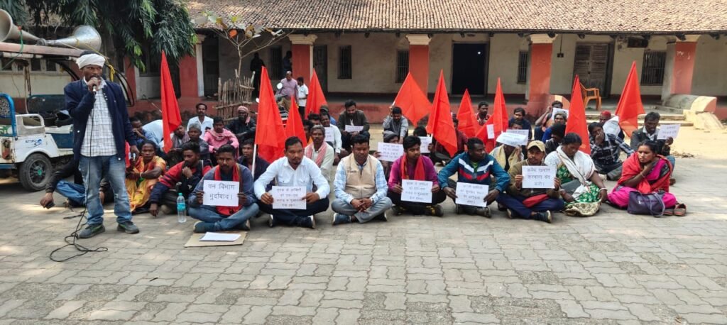 चाईबासा हाथी आतंक से त्रस्त ग्रामीण धरना प्रदर्शन करते हुए
