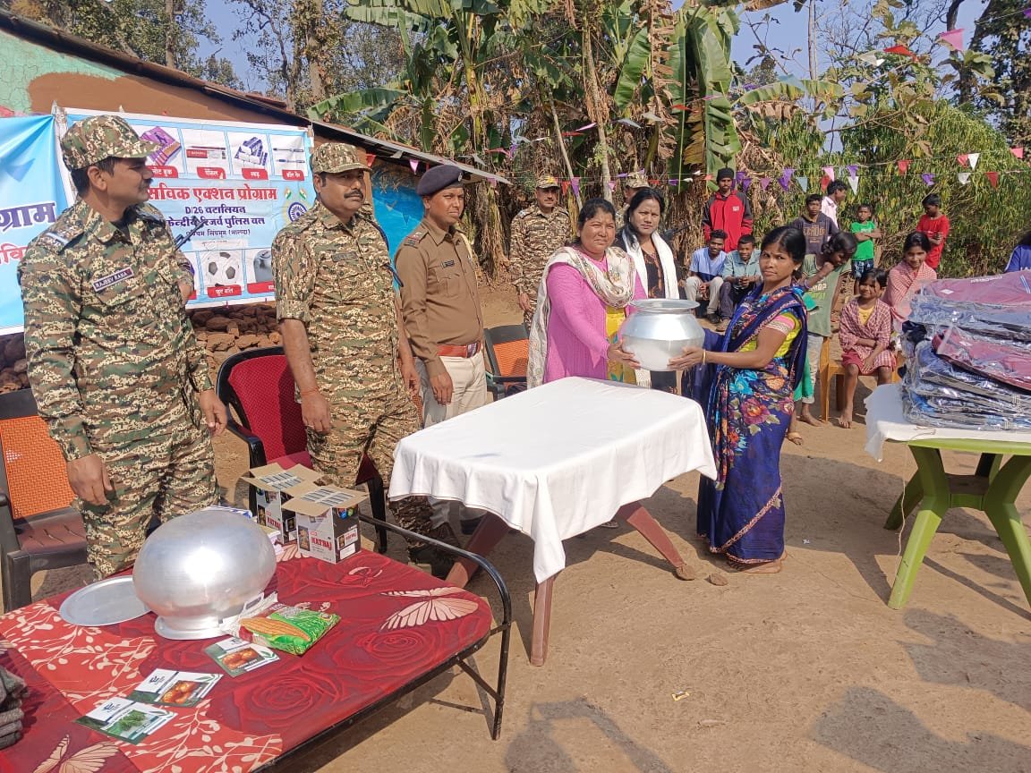 किरीबुरु में सीआरपीएफ का सिविक एक्शन प्रोग्राम आयोजित, ग्रामीणों को आवश्यक सामग्री का वितरण 2 3906b52c ddbe 4e61 8c3e 985601f44ee5