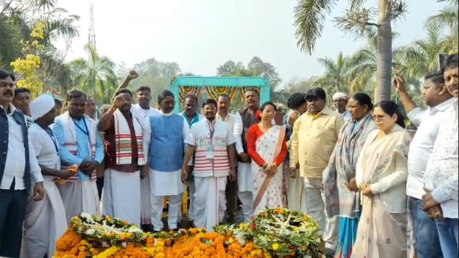 Hemant Soren Kharsawan: खरसावां गोलीकांड: गुवा गोलीकांड की तर्ज पर शहीदों को खोजकर सम्मान देगी हेमंत सोरेन सरकार मुख्यमंत्री की घोषणा: खरसावां शहीद स्थल पार्क जल्द होगा जनता को समर्पित 2 68f07079 012b 4f12 b181 9e5f033cea95