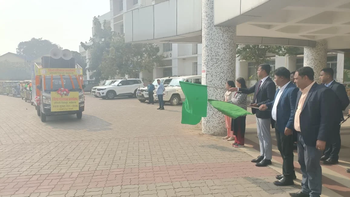 सड़क सुरक्षा मात्र एक प्रतिबद्धता नहीं, बल्कि जीवन रक्षा का संकल्प उप विकास आयुक्त ने जागरूकता रथ को हरी झंडी दिखाकर राष्ट्रीय सड़क सुरक्षा माह 2026 का किया शुभारंभ 1 6aa5b8fd 07ba 425d 85c9 a92ed37baade 1