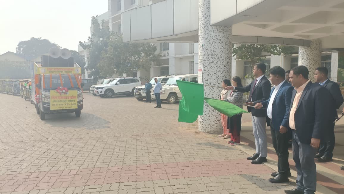 सड़क सुरक्षा मात्र एक प्रतिबद्धता नहीं, बल्कि जीवन रक्षा का संकल्प उप विकास आयुक्त ने जागरूकता रथ को हरी झंडी दिखाकर राष्ट्रीय सड़क सुरक्षा माह 2026 का किया शुभारंभ 2 6aa5b8fd 07ba 425d 85c9 a92ed37baade