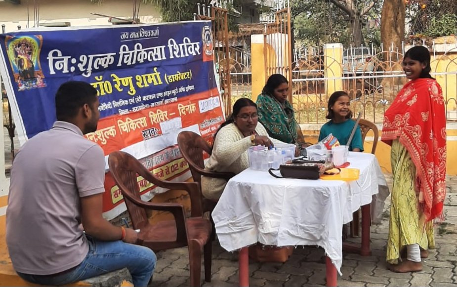 Adityapur Free Health Camp: आदित्यपुर में नए साल पर सेवा की पहल: डॉ. रेणु शर्मा ने लगाया निःशुल्क होम्योपैथी चिकित्सा शिविर 1 IMG 20260101 WA0071
