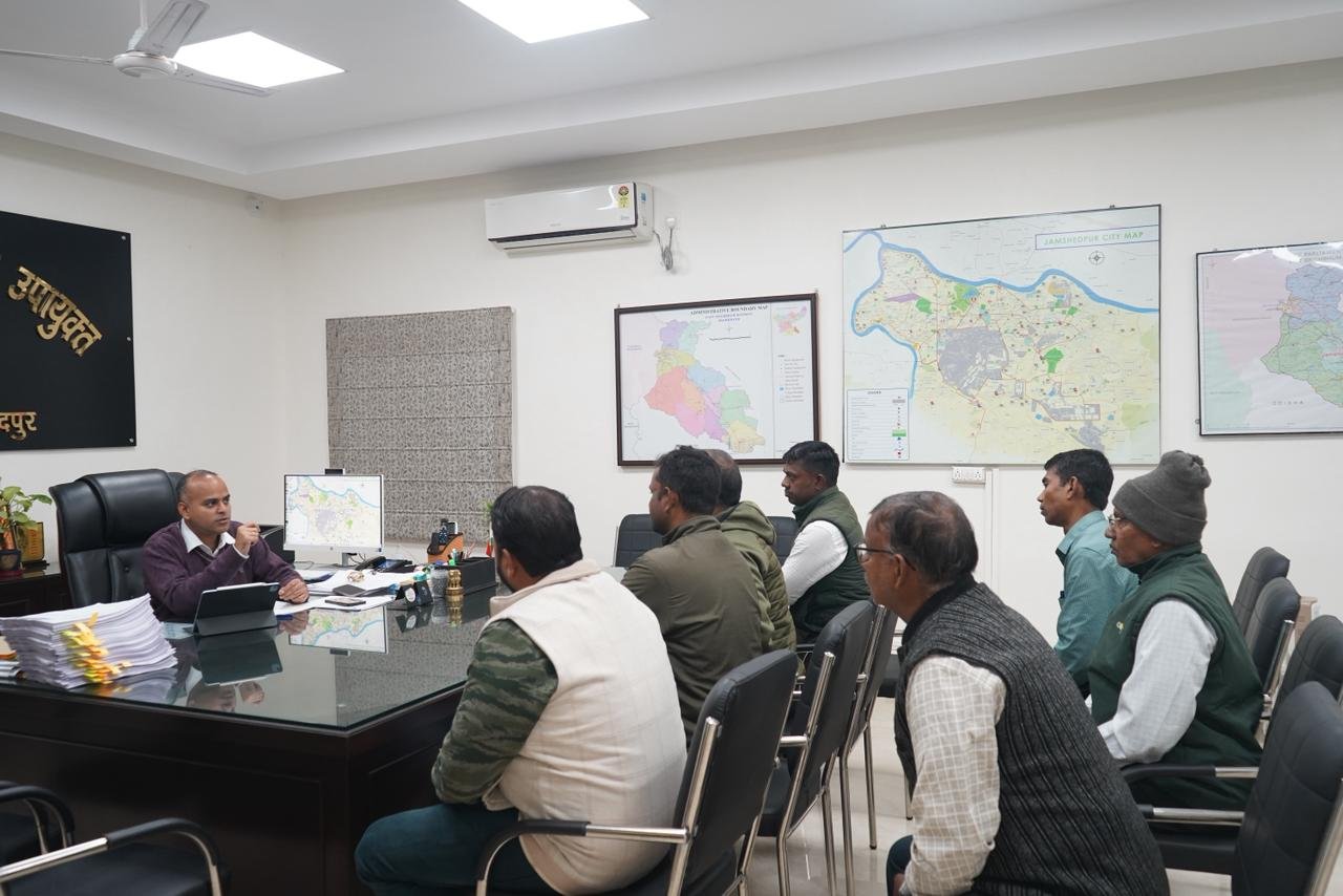 जन समस्याओं को सुनते उपायुक्त