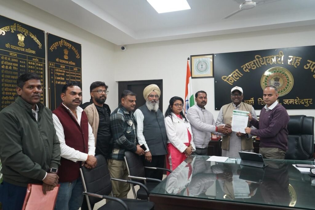 जन सुनवाई करते उपायुक्त