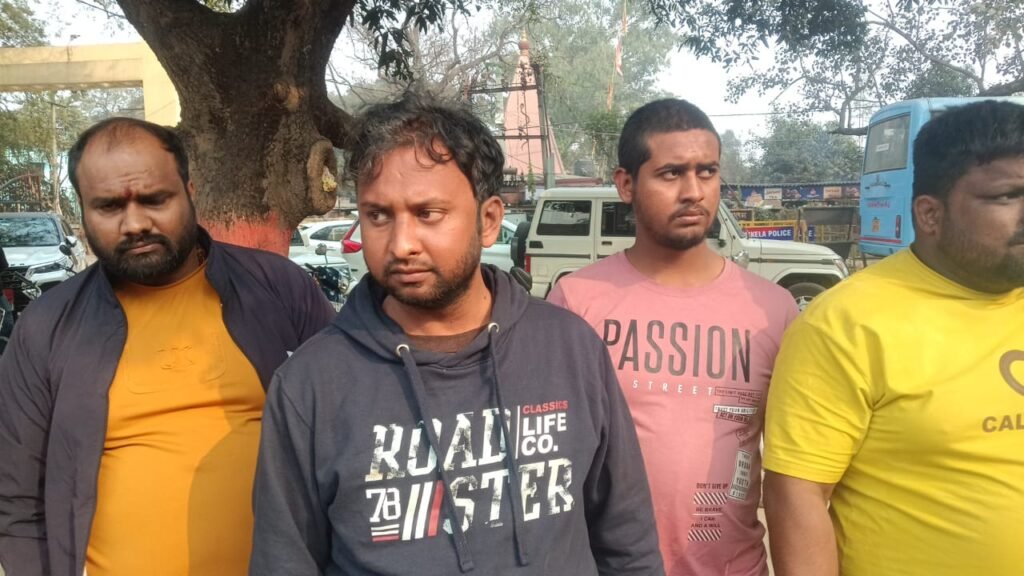 घायल पत्रकार अंकित शुभम के साथ अन्य सहयोगी