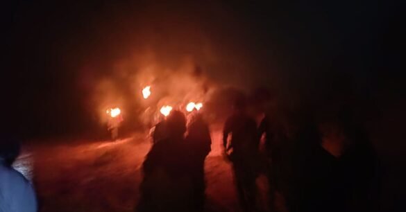 हाथी को भगाते ग्रामीण