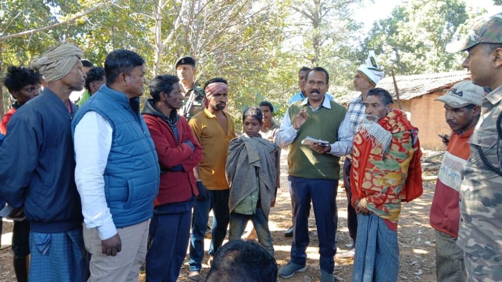 हाथी का कहर : ग्रामीणों से बात करते मधु कोड़ा