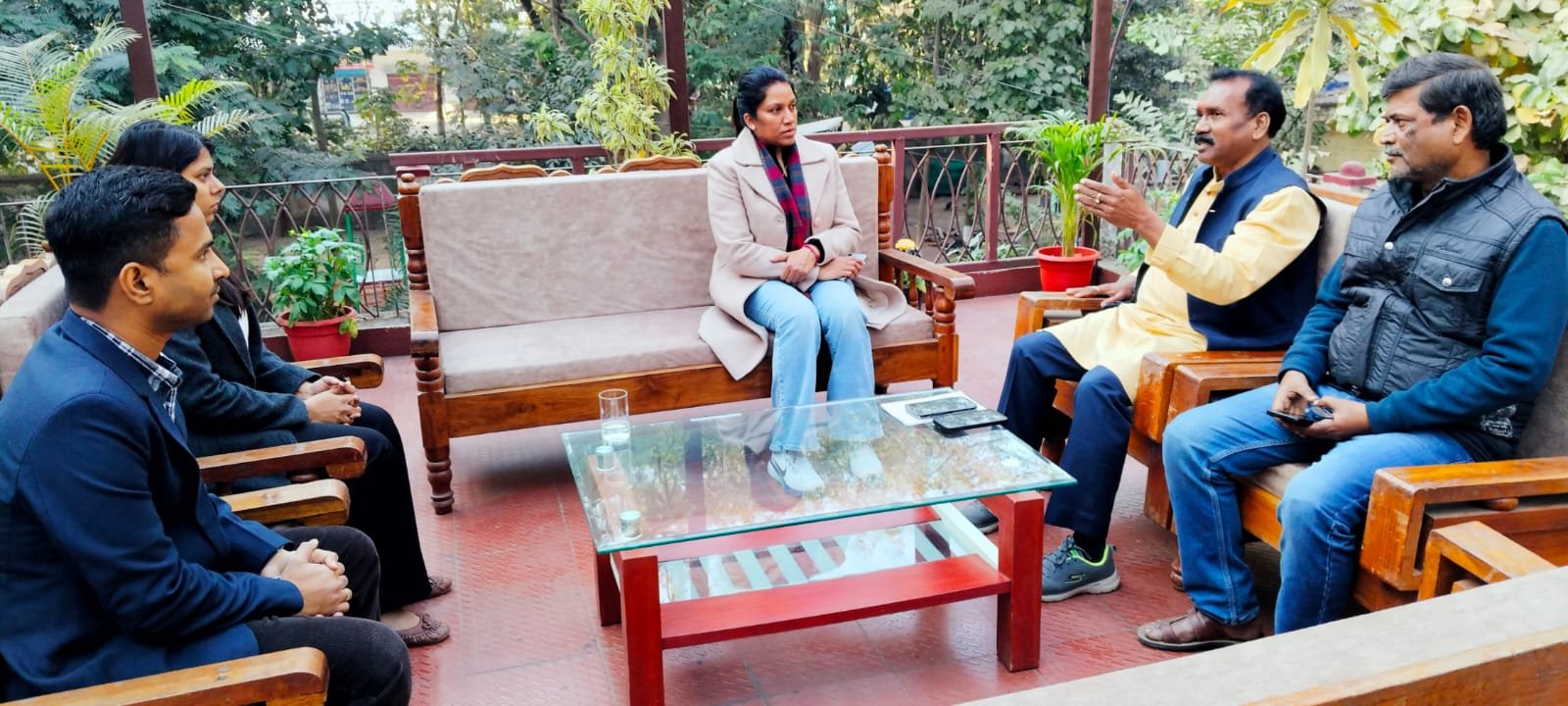 कोल्हान क्षेत्र के कंजरवेटर ऑफ फॉरेस्ट सहित अन्य वरिष्ठ वन अधिकारियों से मुलाकात