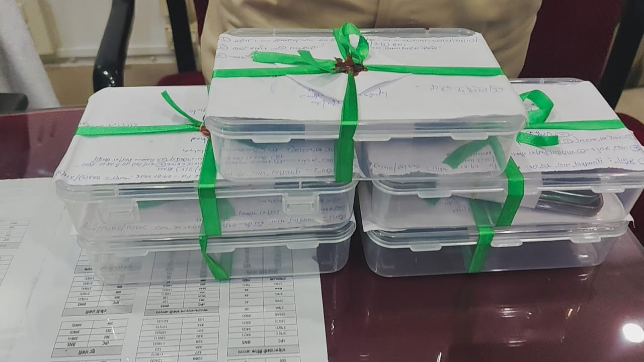 तमिलनाडु के व्यक्ति से ठगी कर चोरी की गई बोरिंग गाड़ी बरामद, चाईबासा पुलिस ने अंतरराज्यीय गिरोह के 5 अपराधियों को दबोचा 2 पुलिस ने जब्त की सामग्री