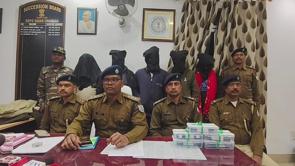 तमिलनाडु के व्यक्ति से ठगी कर चोरी की गई बोरिंग गाड़ी बरामद, चाईबासा पुलिस ने अंतरराज्यीय गिरोह के 5 अपराधियों को दबोचा पुलिस की गिरफ्त में आरोपी