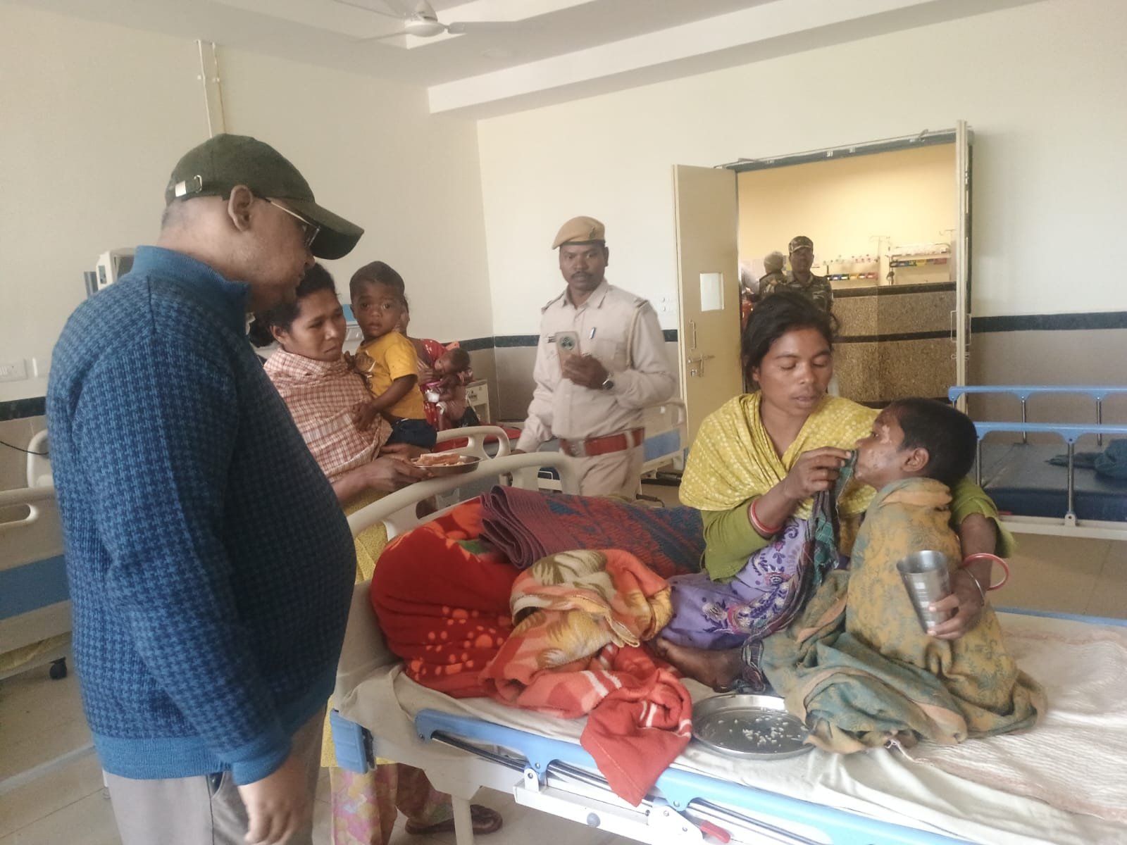 हाथी के हमले में घायल परिवार से मुलाकात कर सहयोग करते डीएफओ 