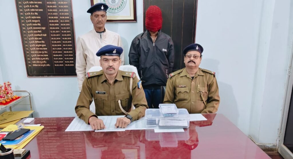 पुलिस की गिरफ्त में फर्जी पुलिस अधिकारी बनकर आम जनता को ठगने वाले गिरोह