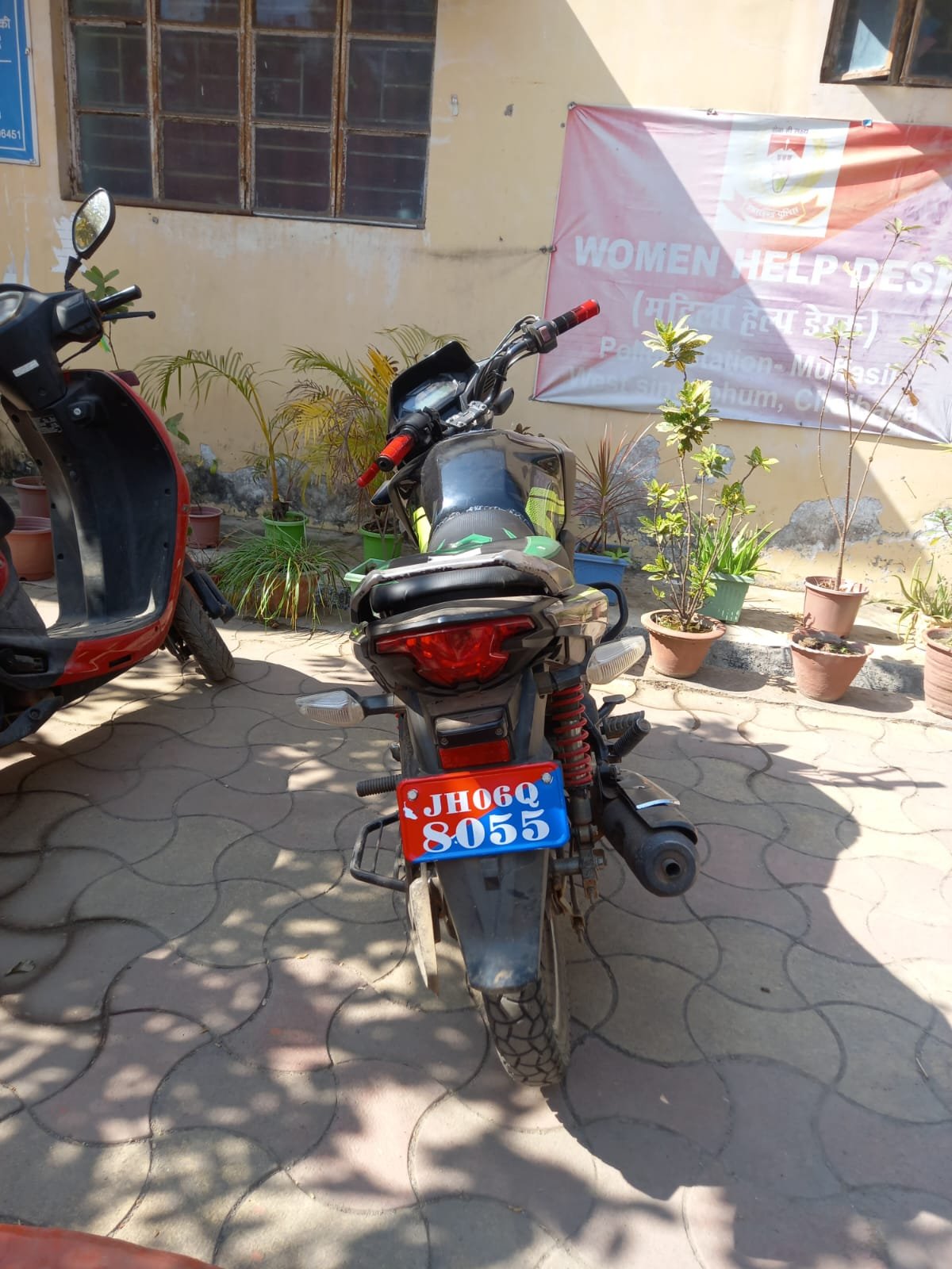 पुलिस ने जब्त किए फर्जी पुलिस अधिकारी बनकर आम जनता को ठगने वाले गिरोह की मोटरसाइकिल