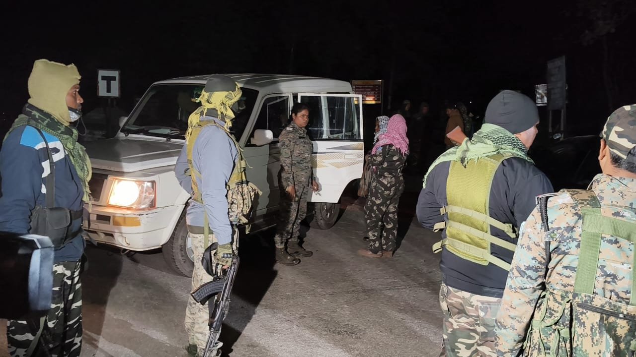 सारंडा में देर रात तक नक्सलियों के शव निकालते पुलिस