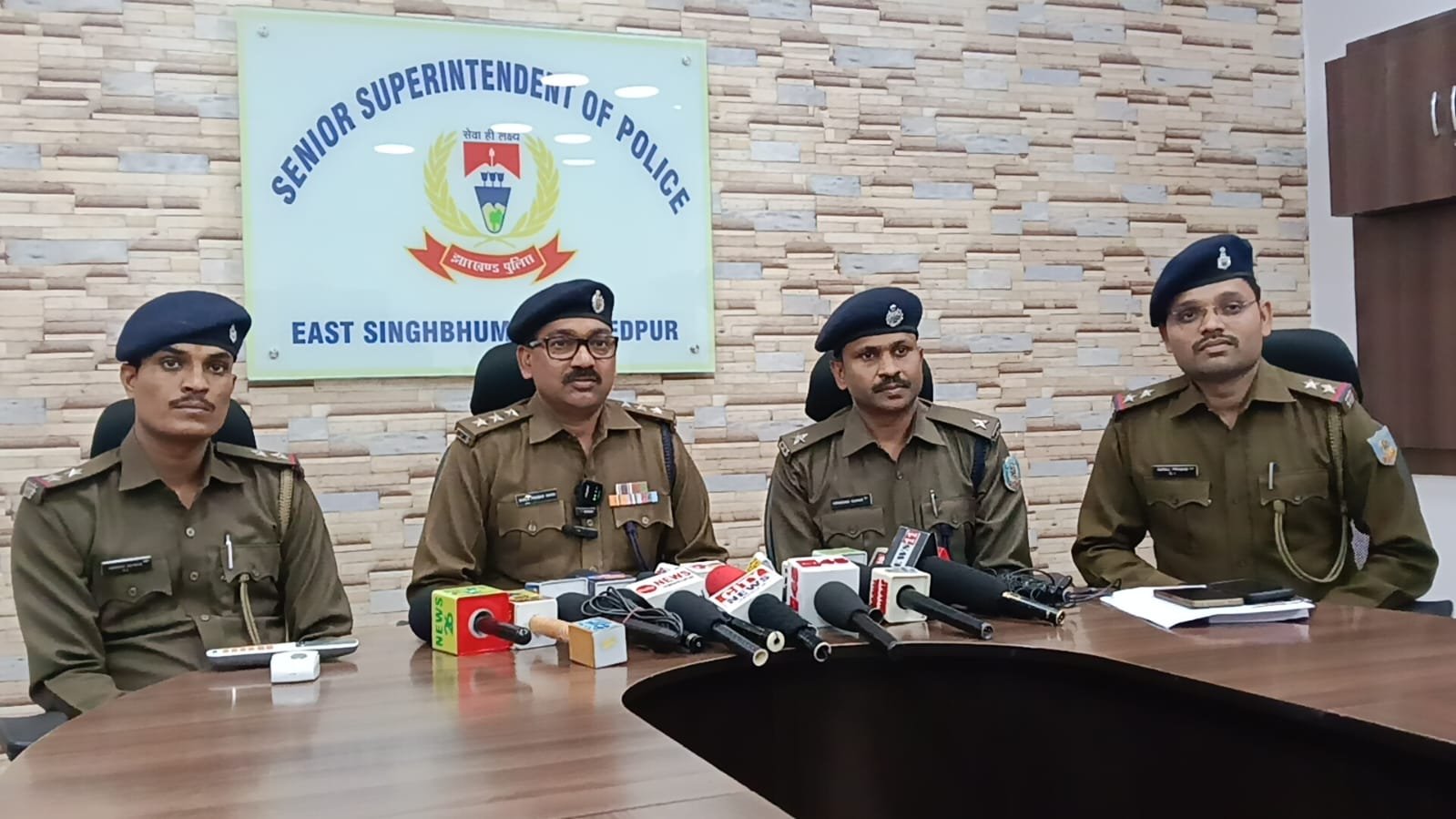 सीतारामडेरा पुलिस की गिरफ्त में चोरी के पांच आरोपी और बरामद किया गया सामान।