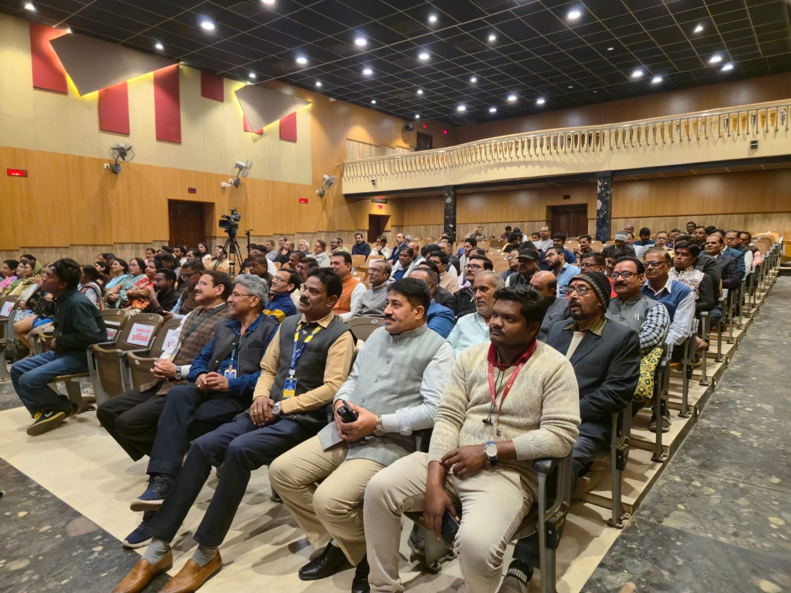 चाईबासा चेंबर ऑफ कॉमर्स रजत जयंती समारोह में उपस्थित अतिथि और सदस्य