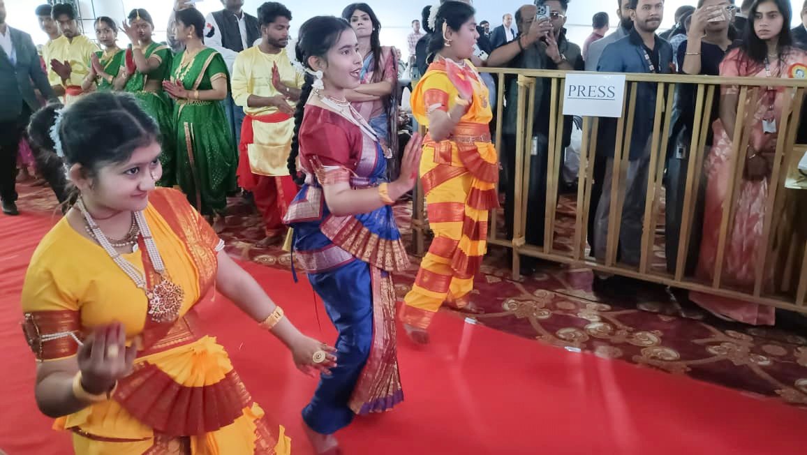 कोल्हान के लिए ऐतिहासिक दिन: सीएम हेमंत सोरेन ने आदित्यपुर में किया 'नेताजी सुभाष मेडिकल कॉलेज' का भव्य उद्घाटन 2 नेताजी सुभाष मेडिकल कॉलेज में सांस्कृतिक कार्यक्रम