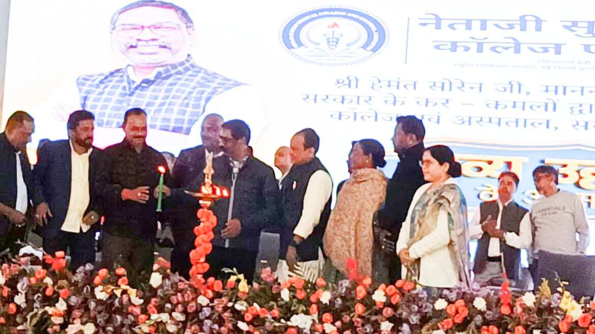 कोल्हान के लिए ऐतिहासिक दिन: सीएम हेमंत सोरेन ने आदित्यपुर में किया 'नेताजी सुभाष मेडिकल कॉलेज' का भव्य उद्घाटन 1 कोल्हान: नेताजी सुभाष मेडिकल कॉलेज में दीप प्रज्वलित करते सीएम हेमंत सोरेन