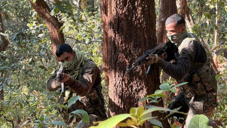 सारंडा नक्सलियों के साथ मुठभेड़ करते जवान