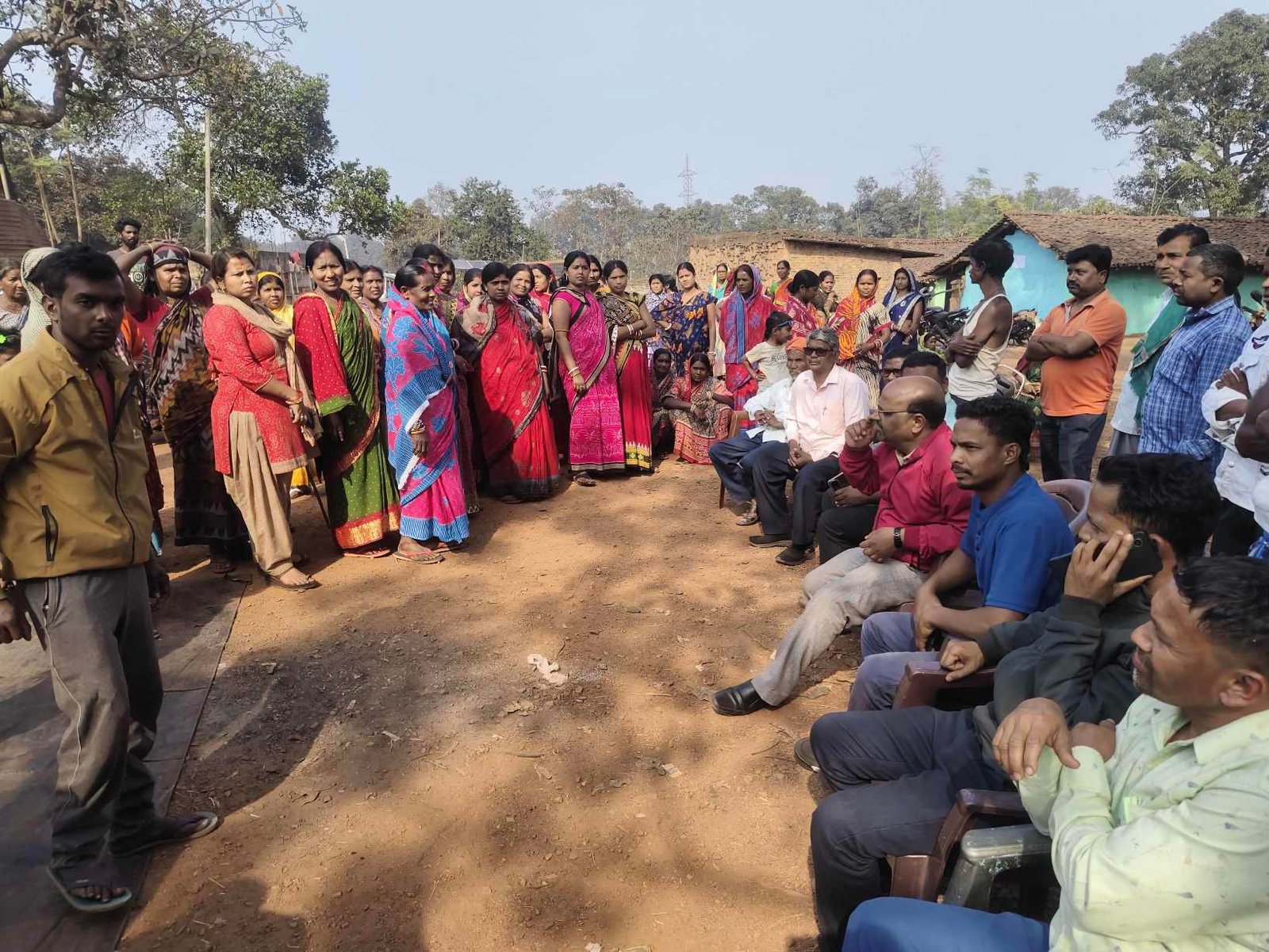 "नोवामुंडी के नया गांव में जमीन सीमांकन का विरोध करते ग्रामीण और मौजूद पुलिस बल।"