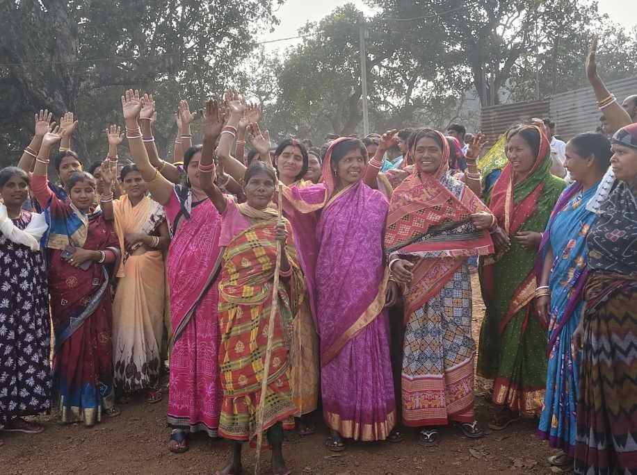 "नोवामुंडी के नया गांव में जमीन सीमांकन का विरोध करते ग्रामीण और मौजूद पुलिस बल।"