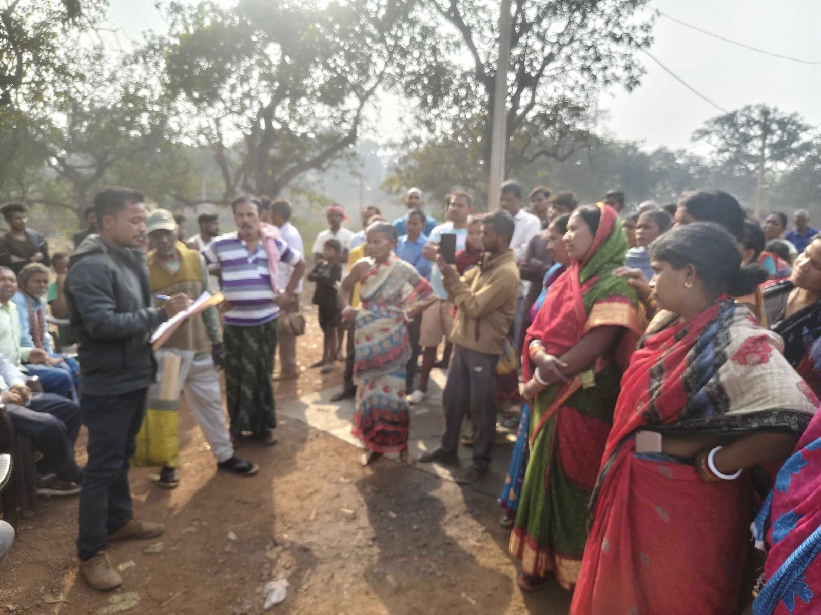 "नोवामुंडी के नया गांव में जमीन सीमांकन का विरोध करते ग्रामीण और मौजूद पुलिस बल।"