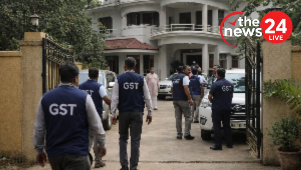 चाईबासा में विनय ठाकुर के आवास के बाहर खड़ी केंद्रीय जीएसटी विभाग की गाड़ियाँ और सुरक्षाकर्मी