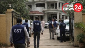 चाईबासा में विनय ठाकुर के आवास के बाहर खड़ी केंद्रीय जीएसटी विभाग की गाड़ियाँ और सुरक्षाकर्मी