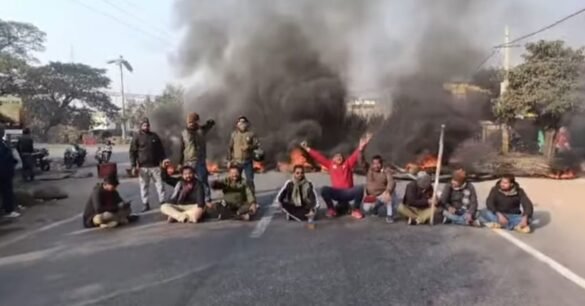 Jharkhand Band : टायर जलाकर सड़क बैठ विरोध जताते समर्थक