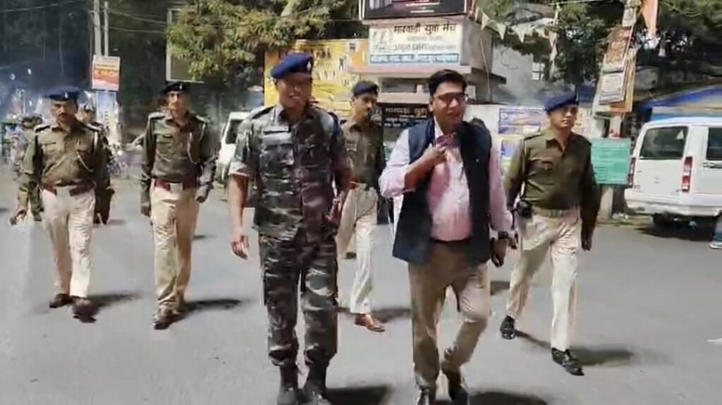 चाईबासा में फ्लैग मार्च