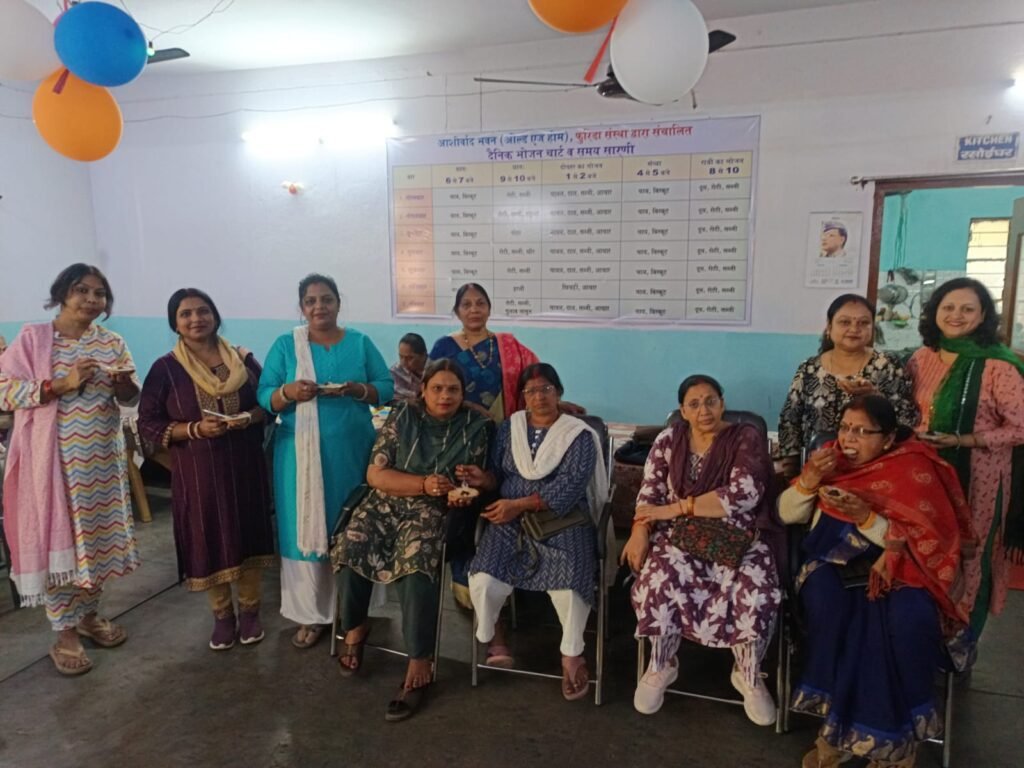 जमशेदपुर के साकची स्थित आशीर्वाद वृद्धाश्रम में सैन्य मातृशक्ति द्वारा सेवा कार्यक्रम