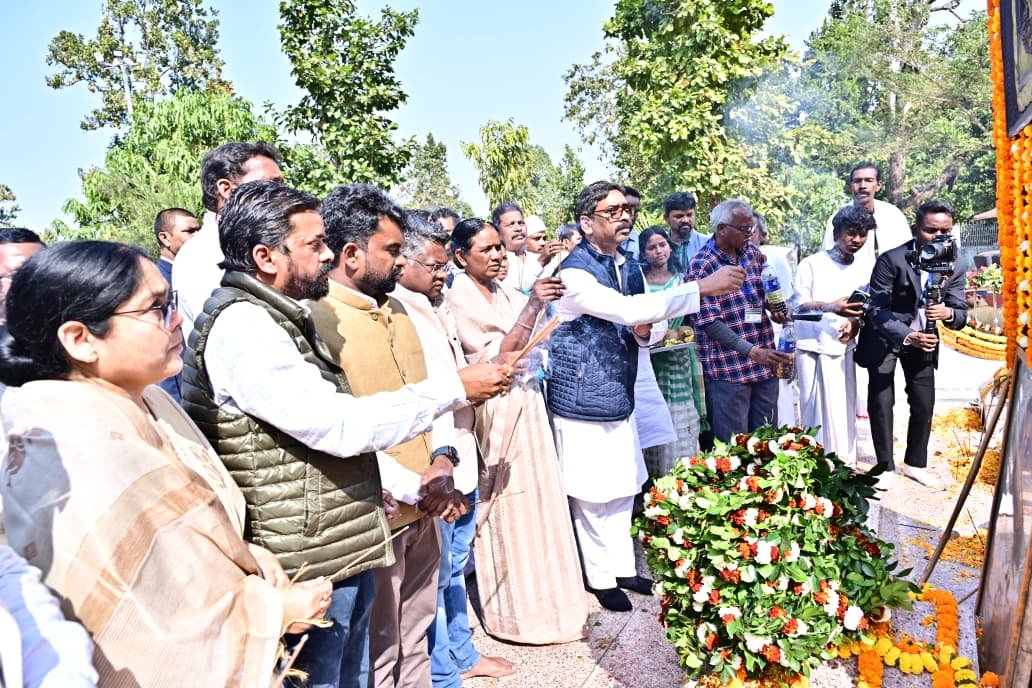 सेरेंगसिया शहीद स्मारक पर मुख्यमंत्री हेमंत सोरेन ने श्रद्धांजलि दी