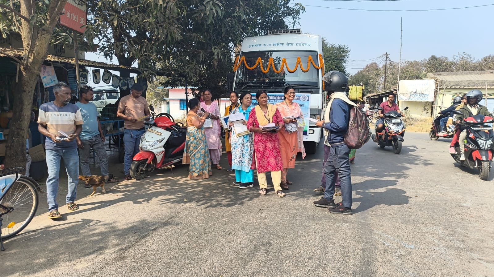 जागरूक बनता ग्रामीण: खूंटपानी में विधिक जानकारी से संबंधित पंपलेट्स वितरित करते न्यायिक कर्मी