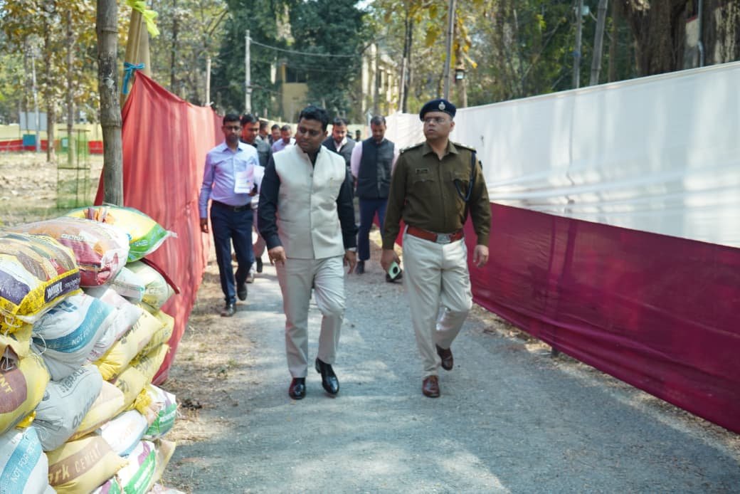 स्ट्रांग रूम का निरीक्षण करते DC - SP