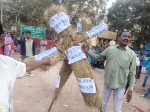 पुतला दहन करते लोग
