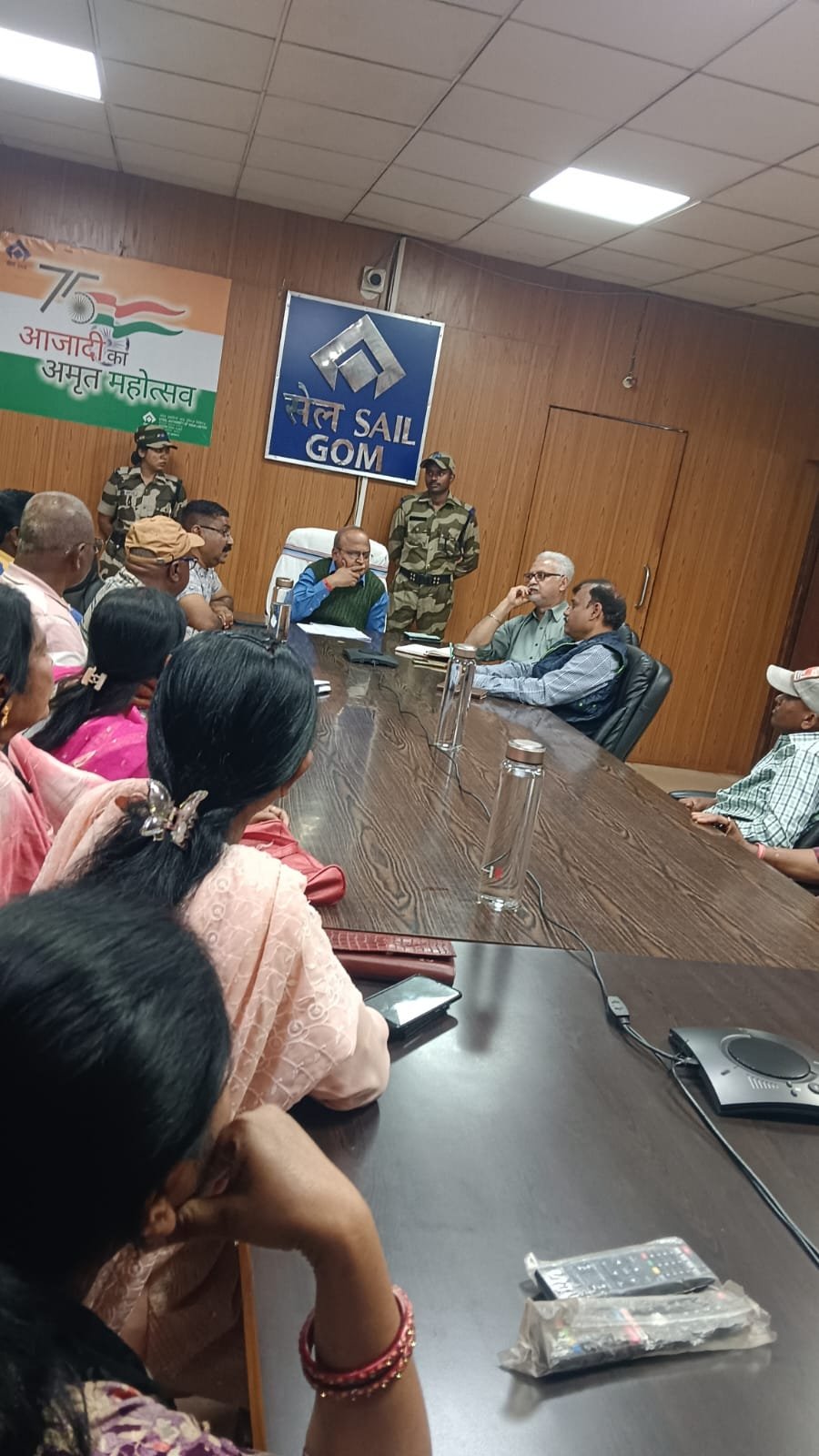 प्रबंधन के साथ बैठक करते यूनियन के लोग