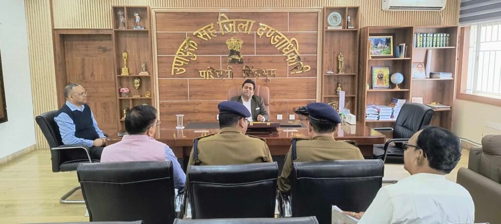 "पश्चिमी सिंहभूम जिला स्क्रीनिंग कमेटी की बैठक में उपायुक्त चंदन कुमार और एसपी अमित रेनू"